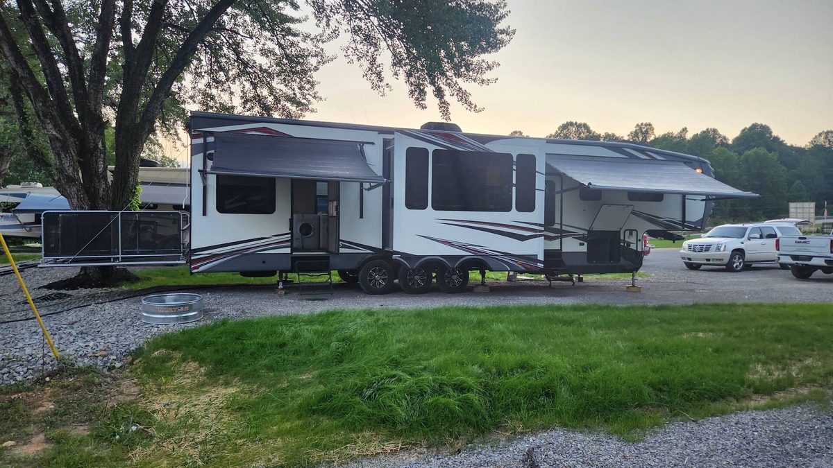 Jamestown RV Rental | Camper on campsite