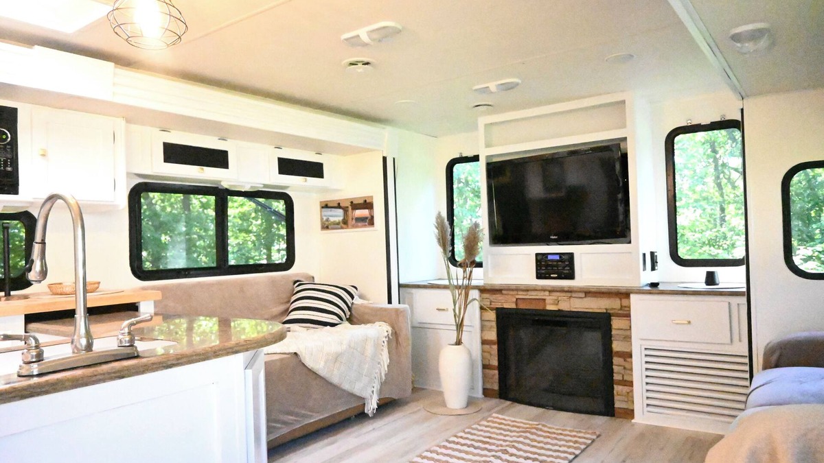 Waterbury House | Camper Rv nature lover stay