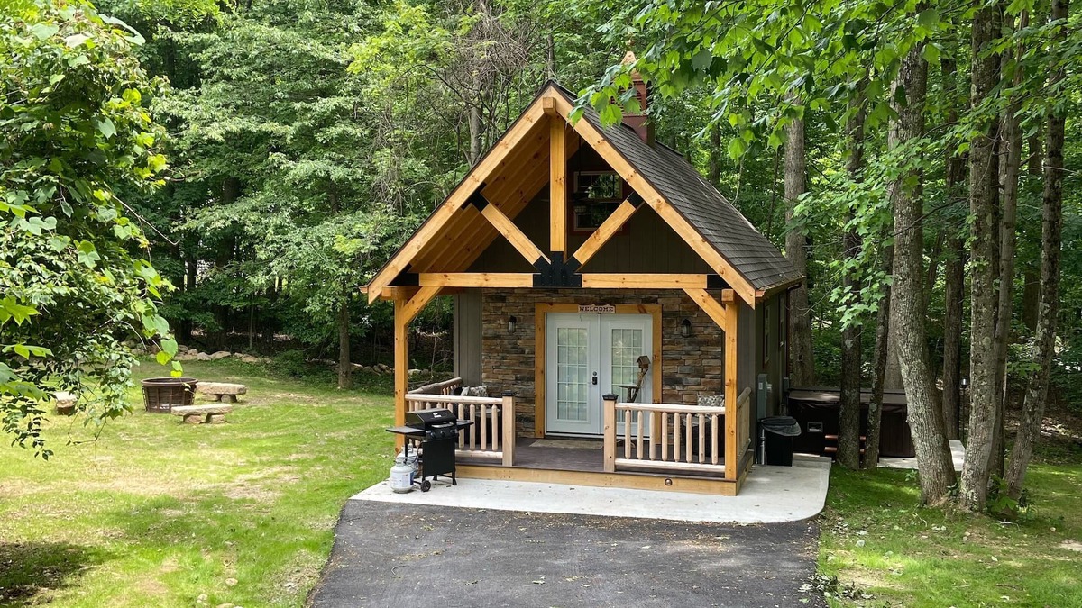 French Creek House | Campfire Retreat with outdoor hot tub under the stars and WiFi