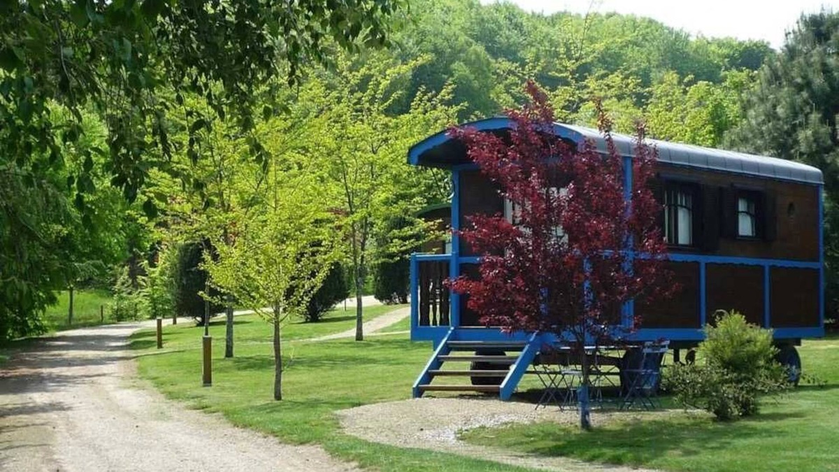 Chamberet House | Camping 3 étoiles - Piscine - eecece