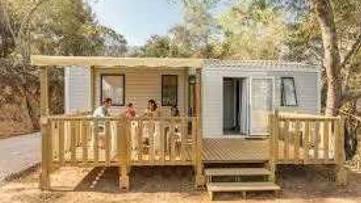 Mondragon House | Camping 3 étoiles - Piscine - eebeae