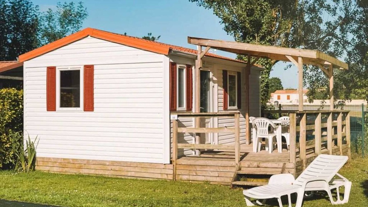 Surgeres House | Camping 3 étoiles - Piscine - ccbbbdi