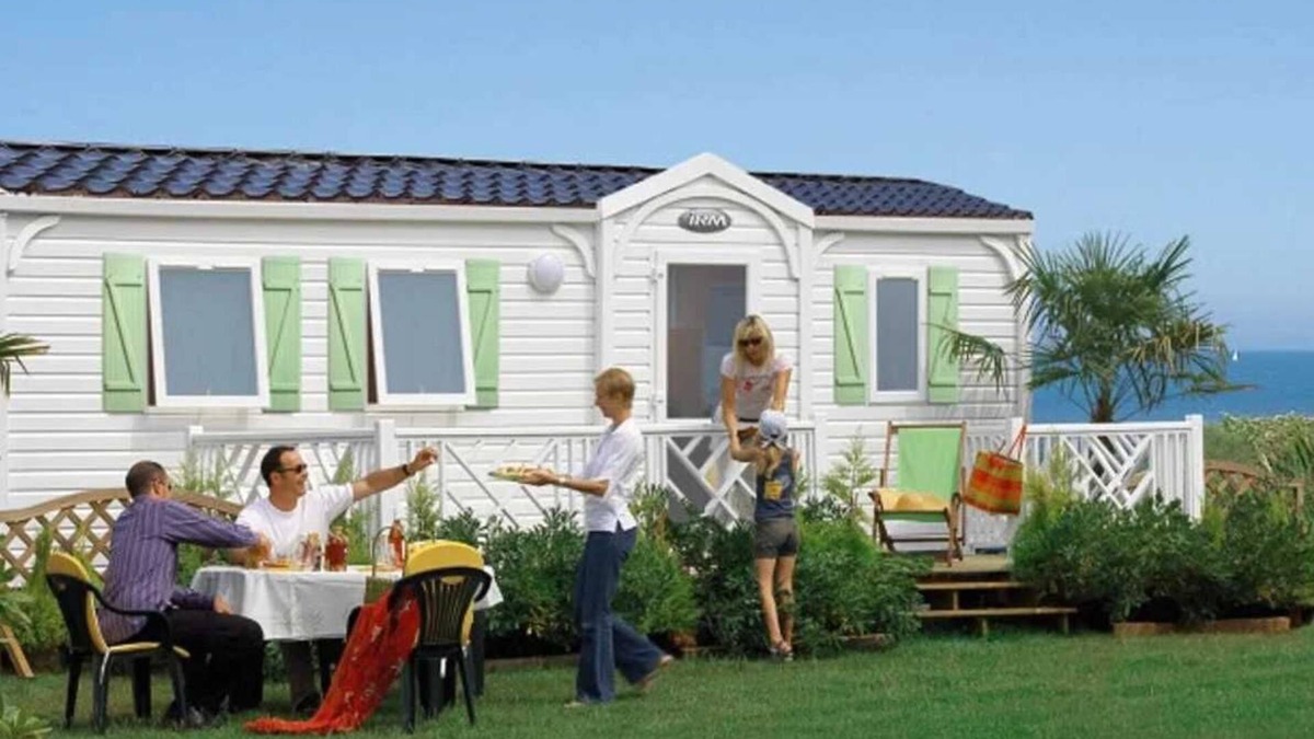 Lons-le-Saunier House | Camping 4 étoiles - Piscine - efa00b