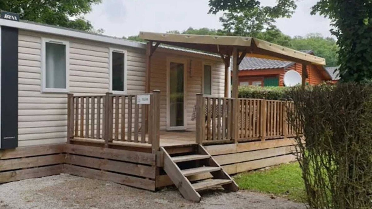 Lons-le-Saunier House | Camping 4 étoiles - Piscine - efa00c