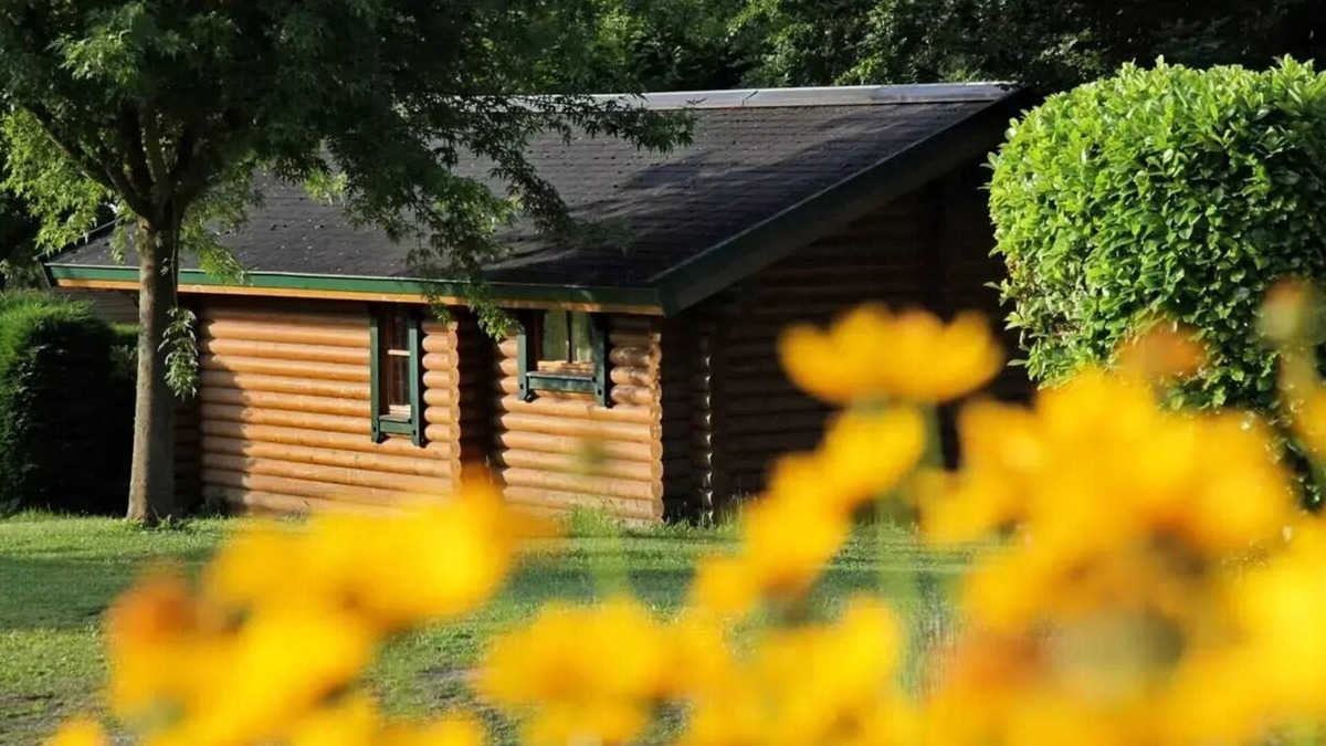 Ayzac-Ost Ski Chalet | Camping ecovillage SOLEIL DU PIBESTE * - Chalet des MARMOTTES - 2 bedrooms = sheets + towels + cleaning for 4 people