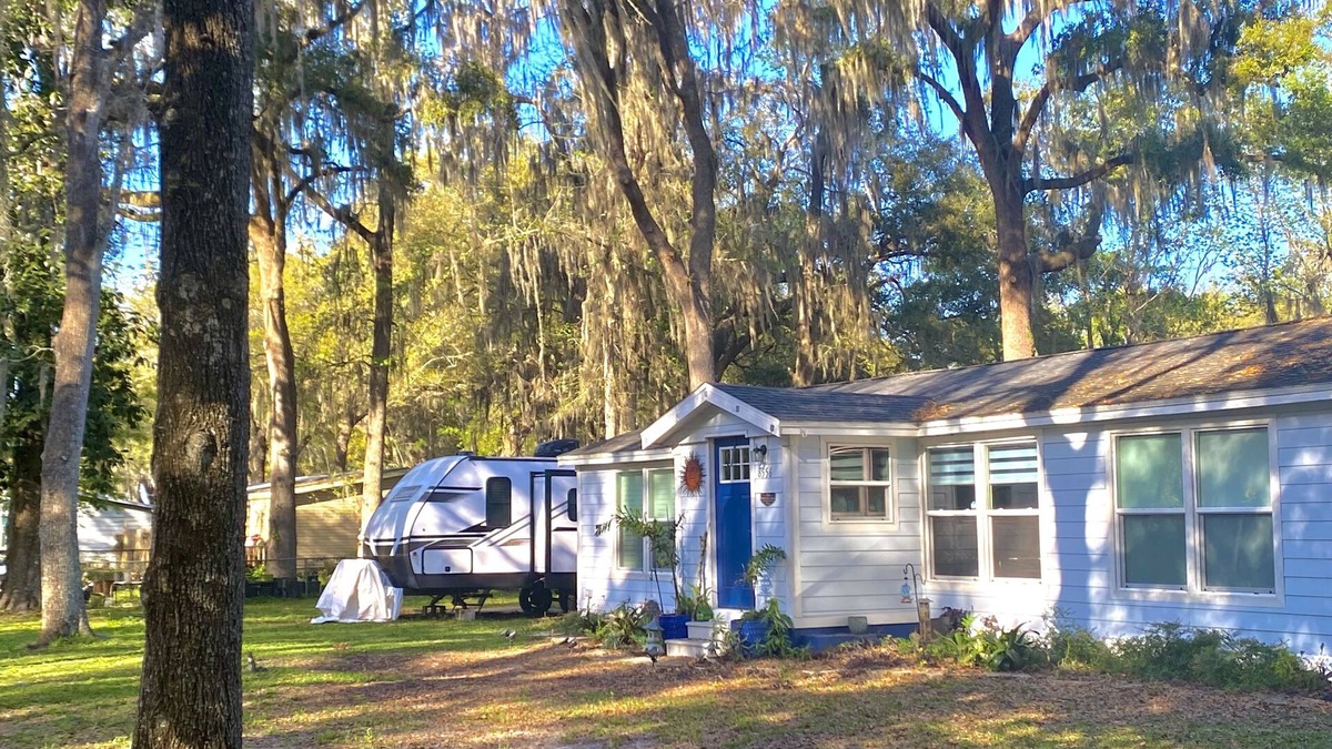Doctors Inlet House | Camping in Style in new 2022 RV. Firepit, hammock, Dog Friendly, Boat Ramp,