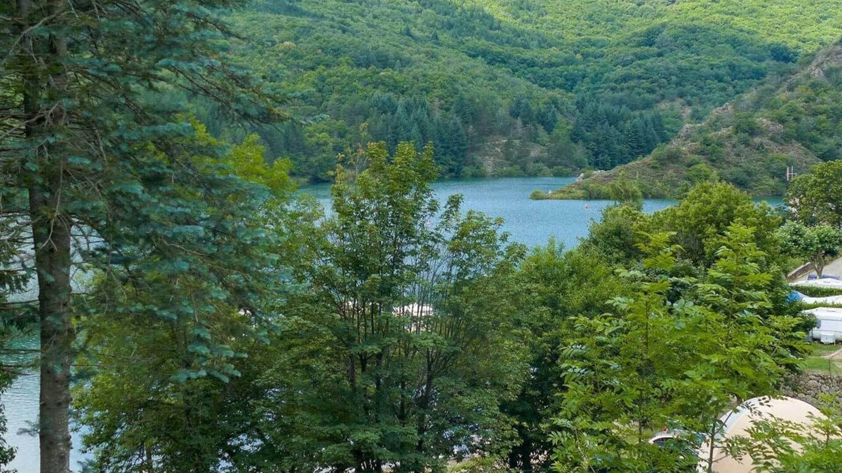 Pourcharesses RV Rental | Camping Lac de Villefort