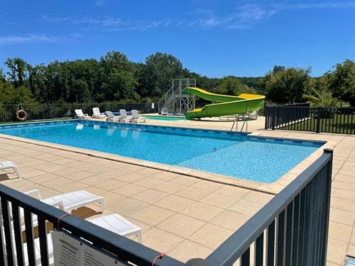 Saint-Martial-de-Nabirat Other | Camping le Convivial Mobil home 3 chambres