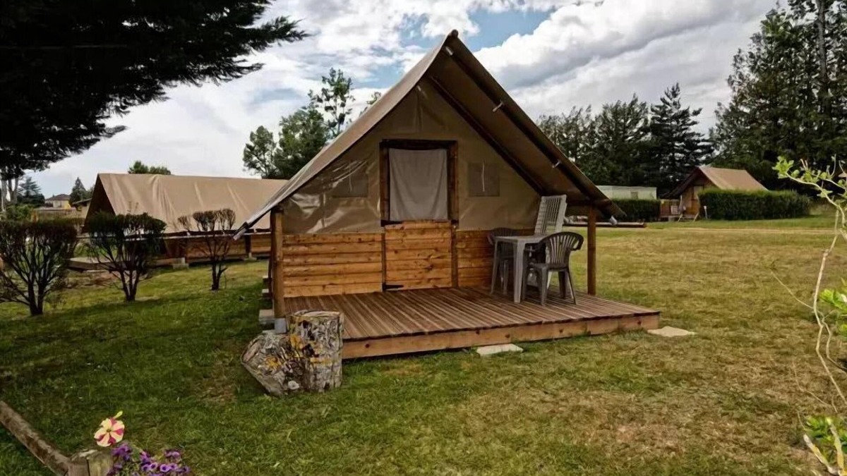 Vollore-Ville RV Rental | Camping le Grün de Chignore - Canadian 3 Rooms 4 People