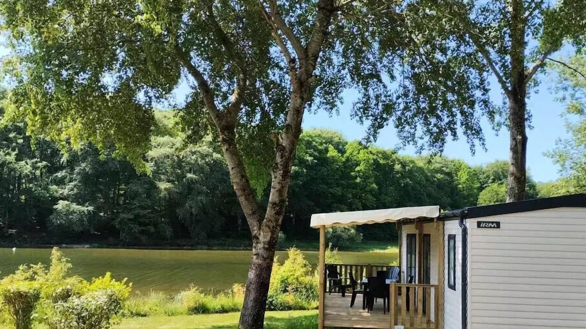 Villefranche-de-Panat House | Camping Les Cantarelles * - Mobil home Comfort - 2 bedrooms - Lake view 4 people