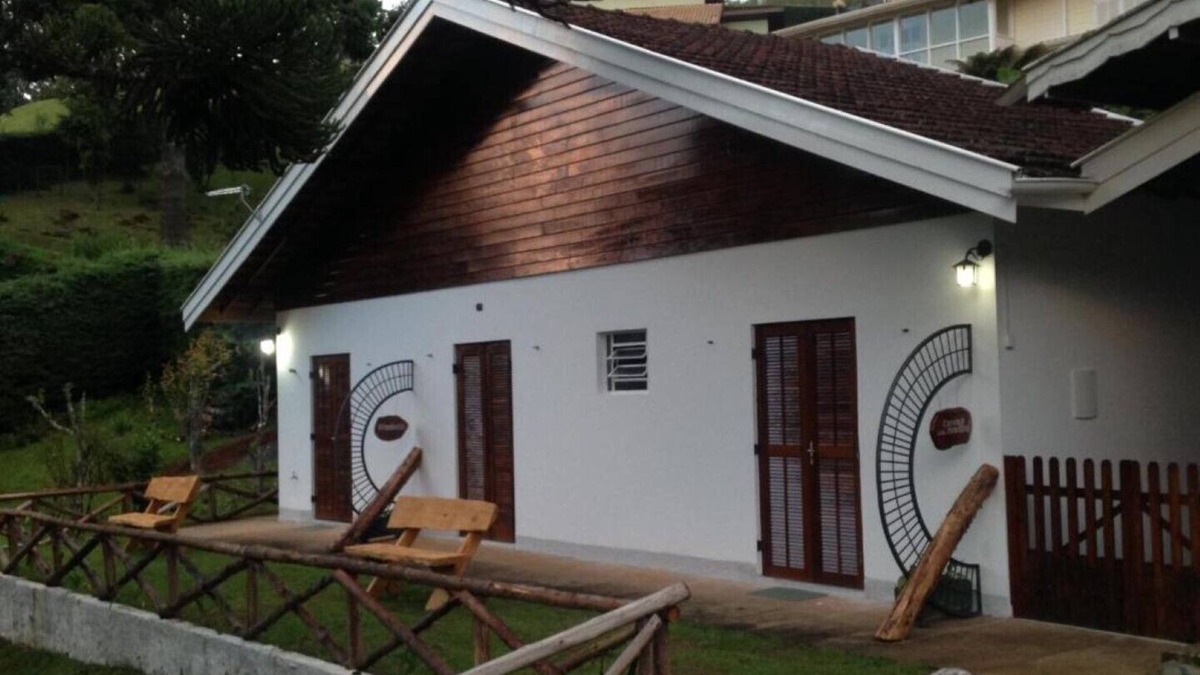 Vila Natal Ski Chalet | Campos do Jordão - Suite with living room, on the mountain overlooking the woods