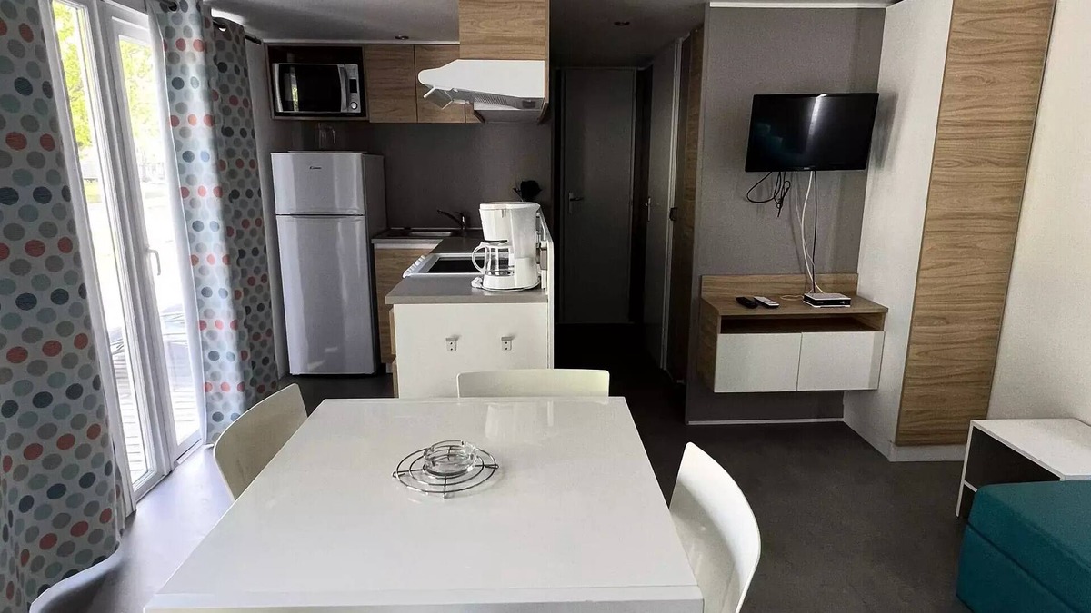Le Verdon-sur-Mer House | Campsite La Pointe du Médoc* - Mobile home Comfort 4 rooms 6 people - TV