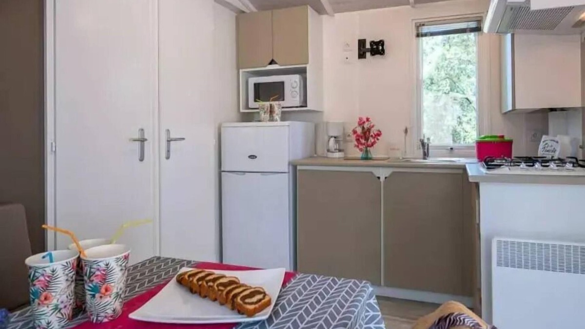 Mondragon House | Campsite La Pinède in Provence * - Mobile Home Aneth Plus 3 Rooms 4 People Air Conditioning + TV