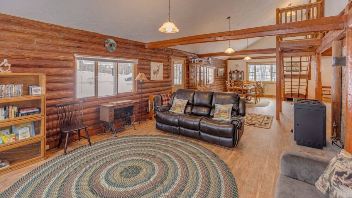 Campton House | Campton Log Cabin- Close to it all!