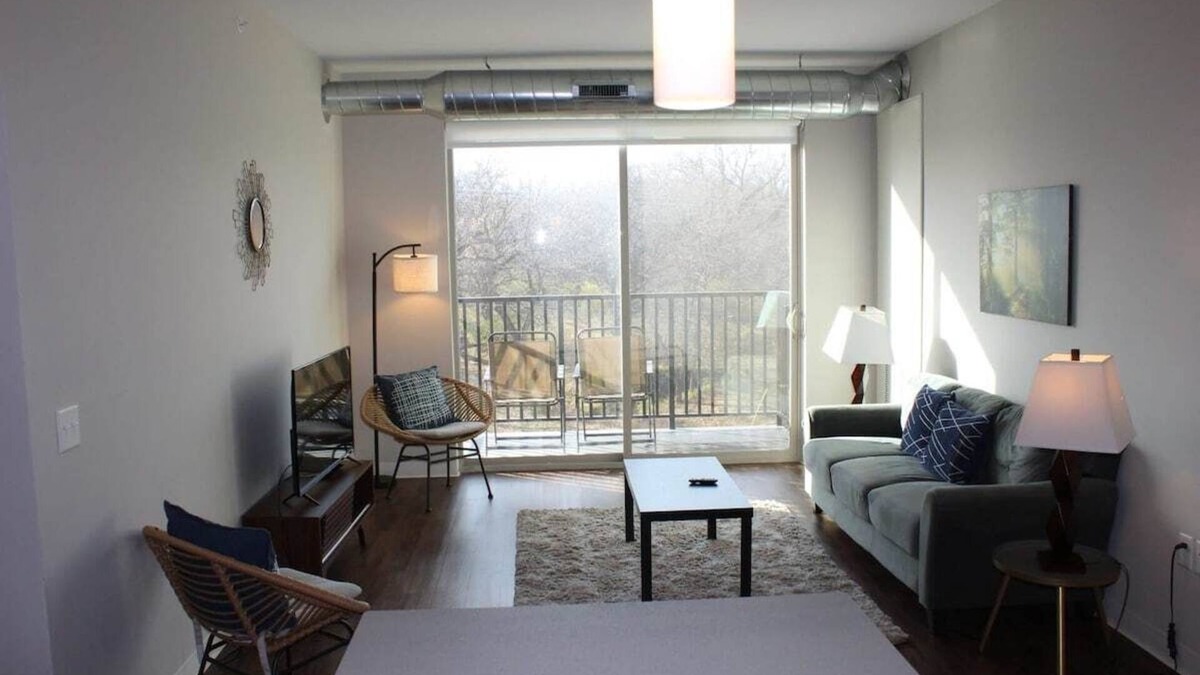 Ames Apartment | Campustown Flat near Jack Trice with Firepit