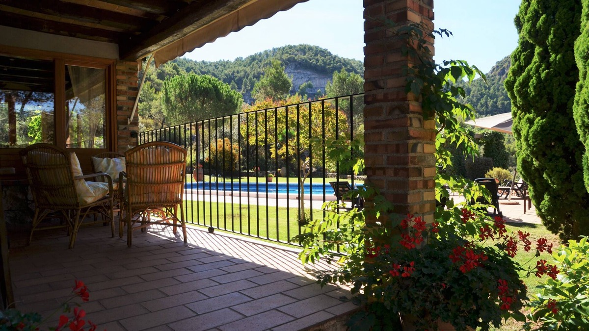 Nulles House | Can de Cuells - lovely holiday home with a large swimming pool and garden