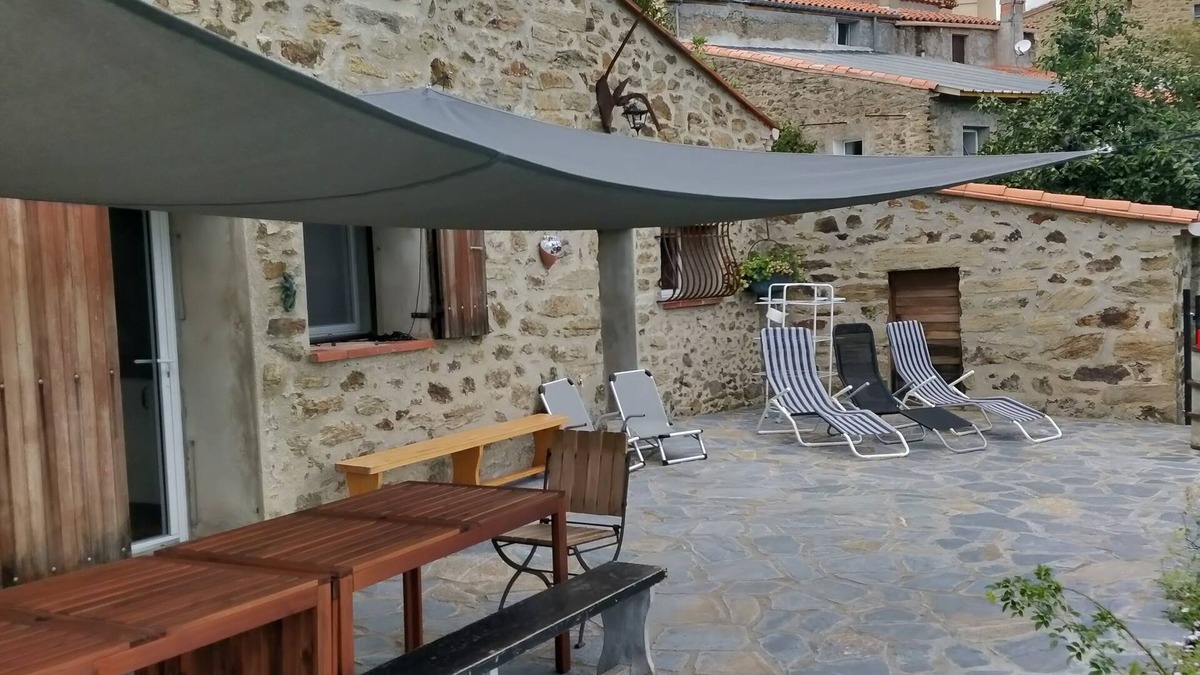 Taulis House | Can Poujol, enjoying the sun with friends and family in a peaceful setting