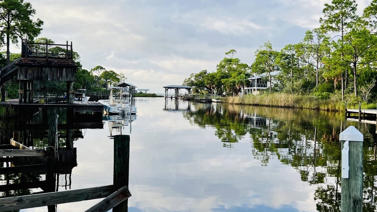 St. George Island House | Can't decide on the beach or the bay? The Seahorse Shanty is for you!