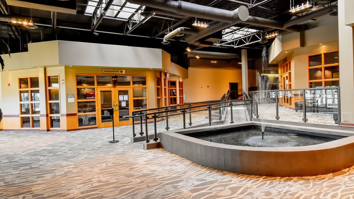 Winnipeg Hotel | Canad Inns Destination Centre Windsor Park