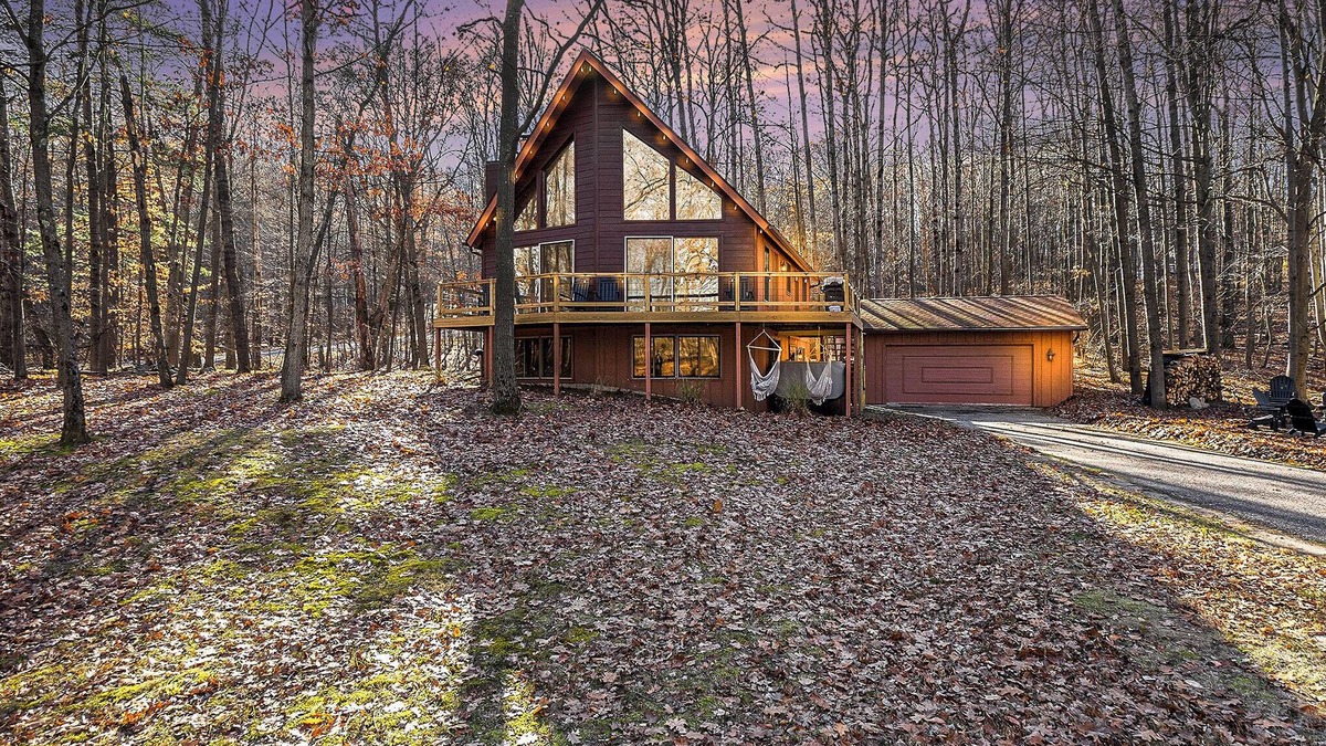 Canadian Lakes Ski Chalet | Canadian Lakes Chalet with Hot Tub & Movie Theater