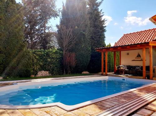 Vinosady Bed & Breakfast | Canadian style house with 3D effect pool