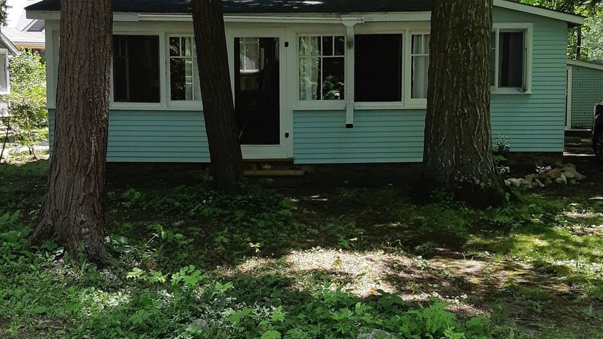Pleasant Point Cottage | Canadiana Cottage in Quiet Community