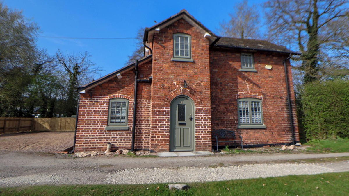 Nantwich Cottage | CANAL BASIN COTTAGE, pet friendly, with a garden in Nantwich