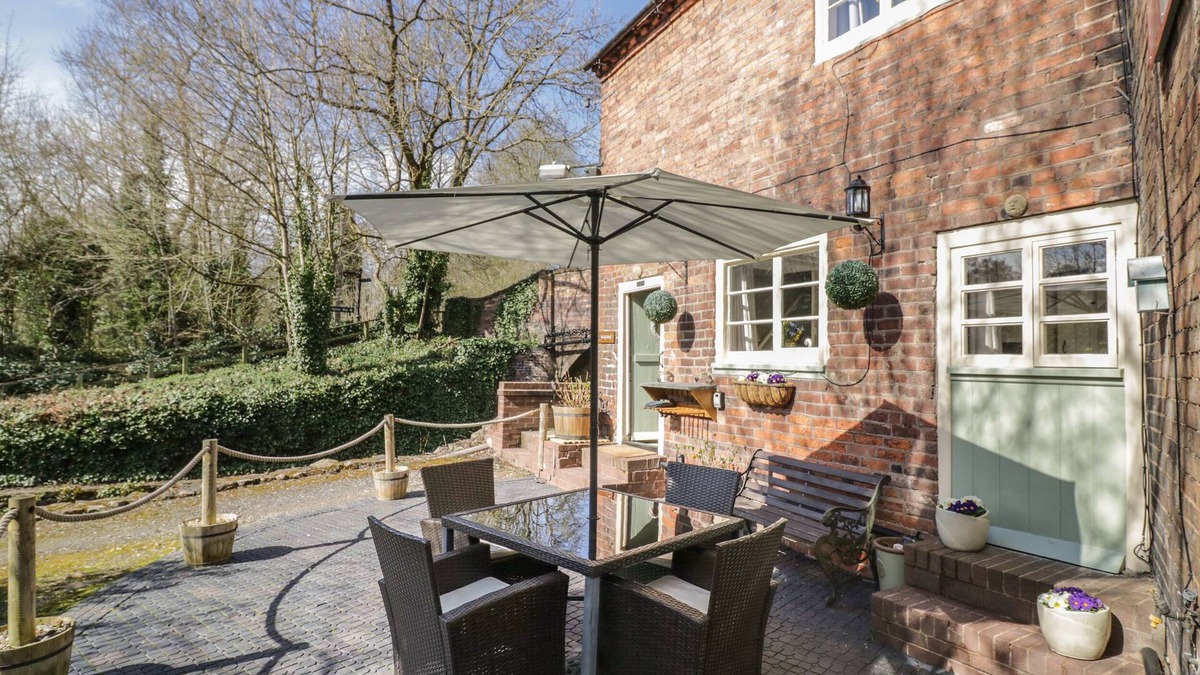 Jackfield Cottage | CANAL COTTAGE, romantic, character holiday cottage in Coalport