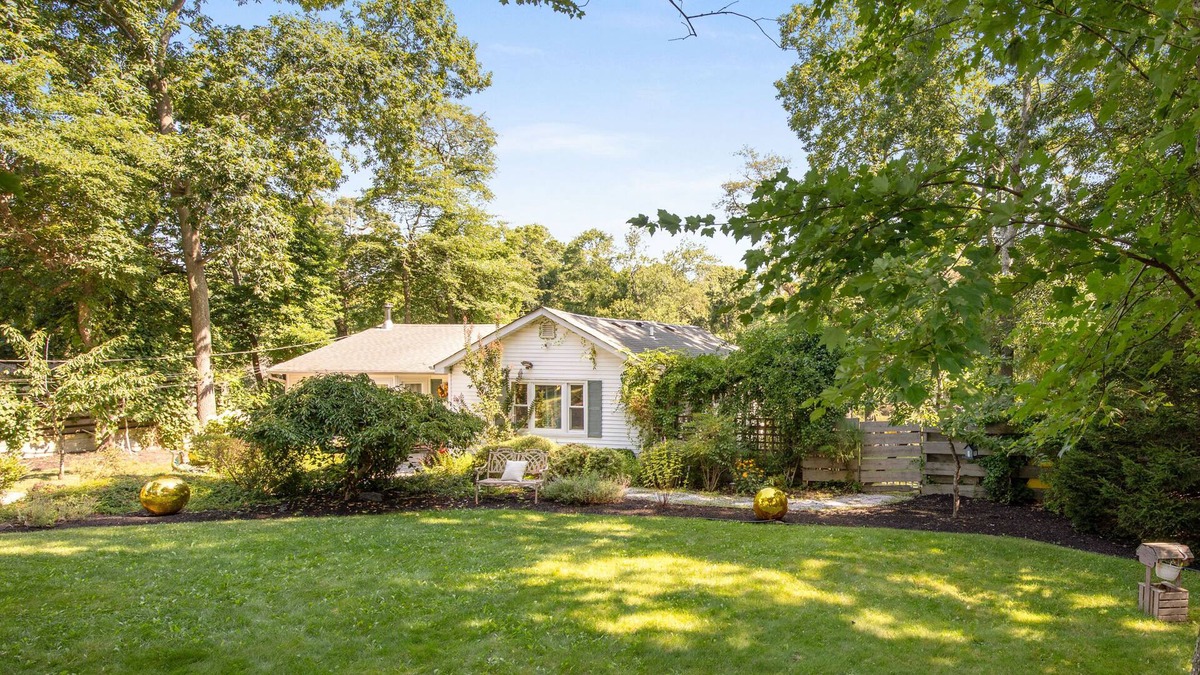 Mastic Beach Cottage | Canal front Cottage