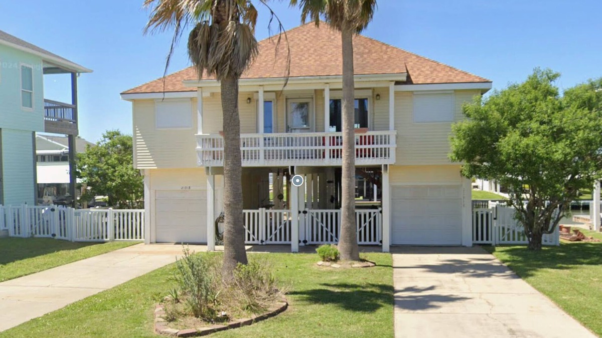 Galveston House | Canal-Front Fishing & Beach Home -Large Kitchen and Outdoor Spaces - Sleeps 10+