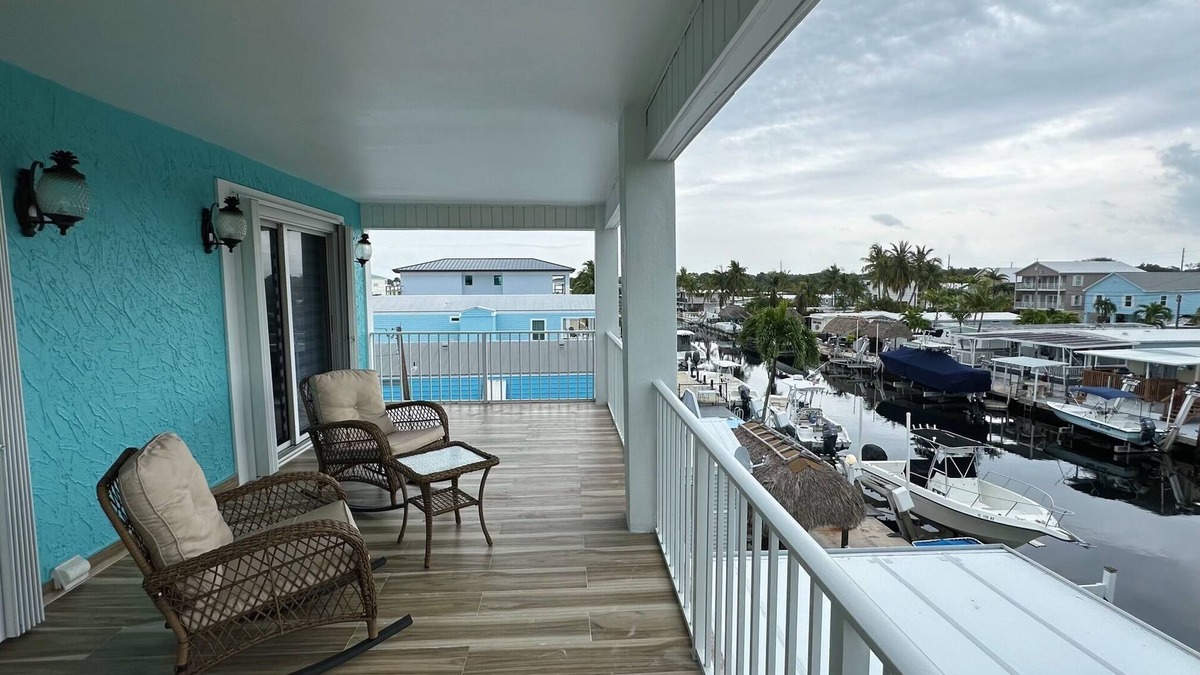 Twin Lakes House | CANAL FRONT HOME WITH DOCK FOR YOUR BOAT. CENTRALLY LOCATED IN KEY LARGO