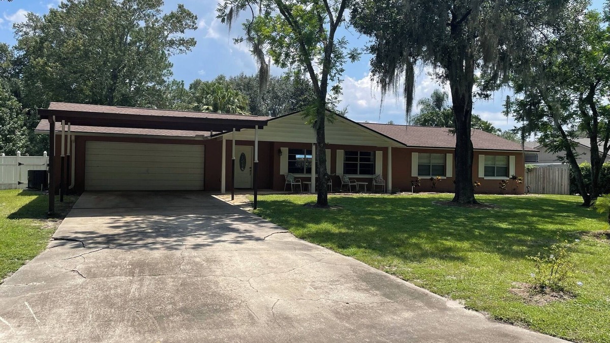 Tavares House | Canal front pool home to Dora Chain of Lakes