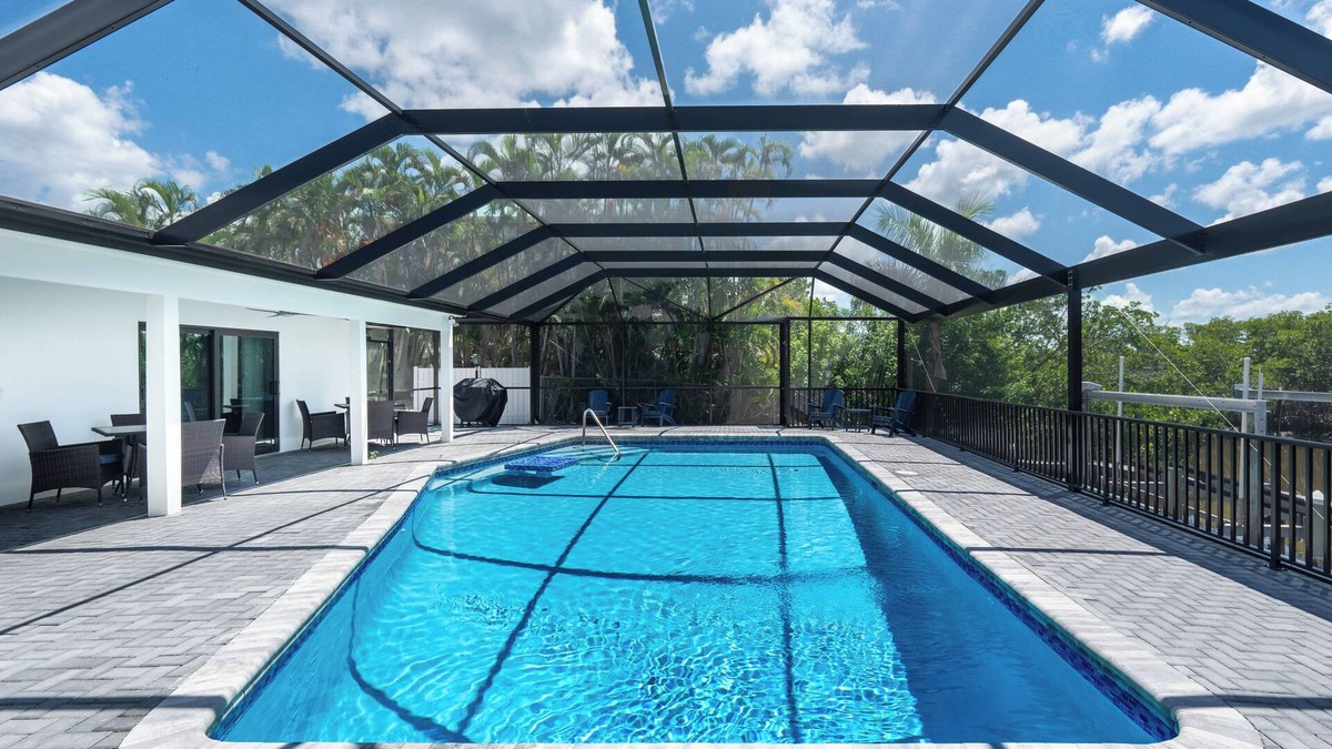 South Island House | 🏖️Canal Front with Private Dock | Massive Private Pool | Sea Grapes🏖️