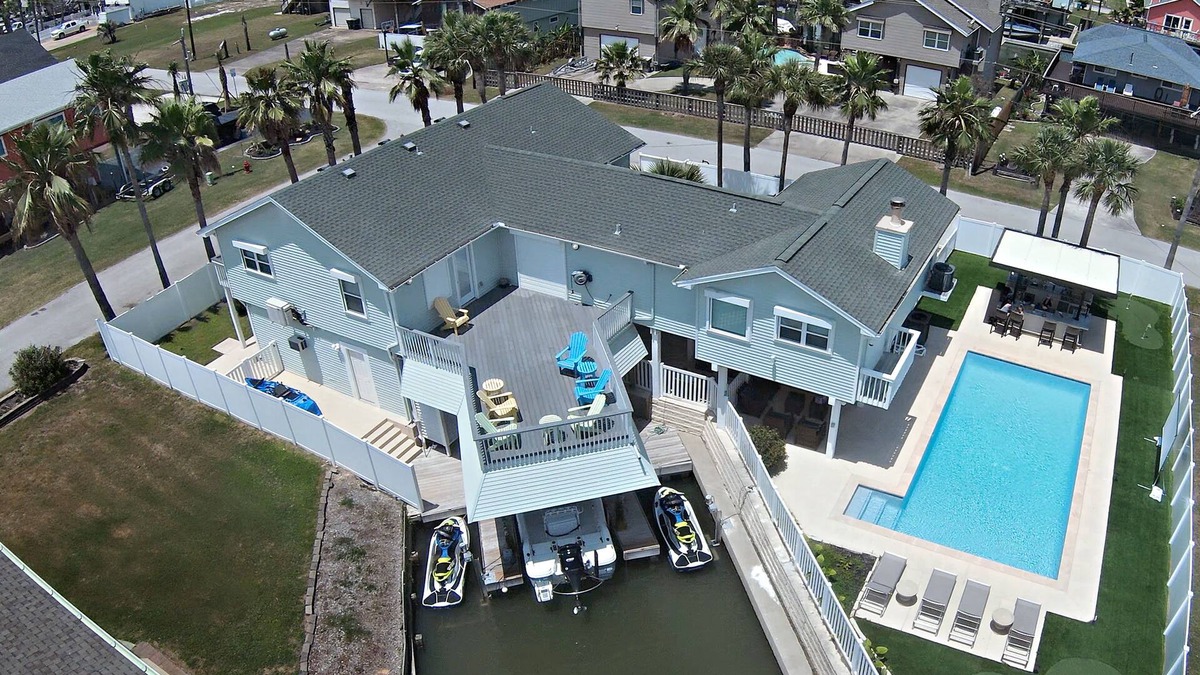 Isla Del Sol House | Canal in Sea Isle. Beautiful, spacious, comfortably decorated beach house