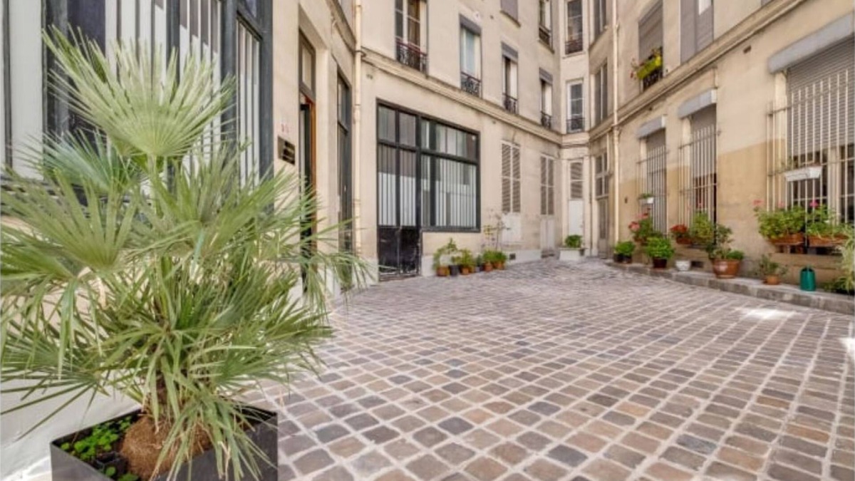 Saint-Vincent-de-Paul Apartment | Canal Saint Martin studio
