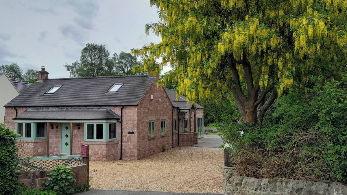 Tunstall House | Canal-side 5-Bed Cottage - Sleeps 10, Pet Friendly