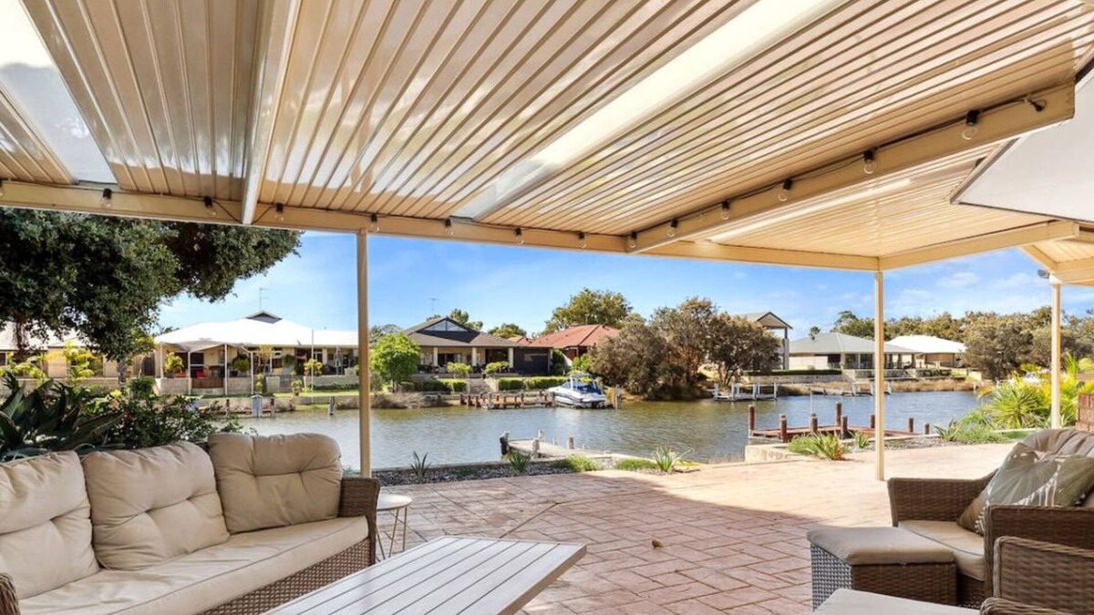 South Yunderup House | Canal-Side Retreat with Private Jetty and Kayaks
