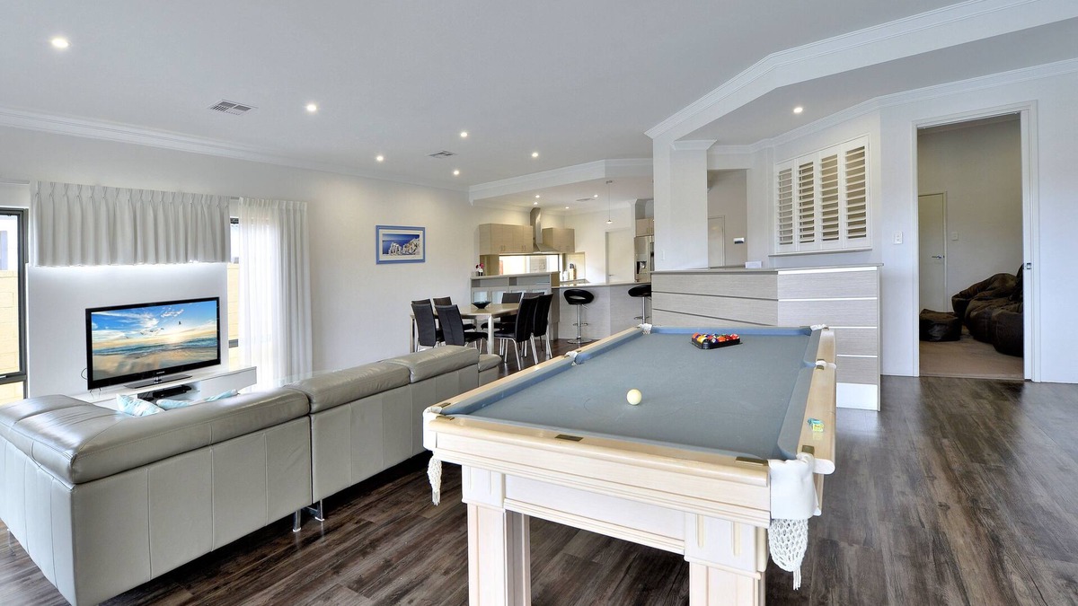 Wannanup House | Canal Sunset- Pool table, WIFI, Cinema Room