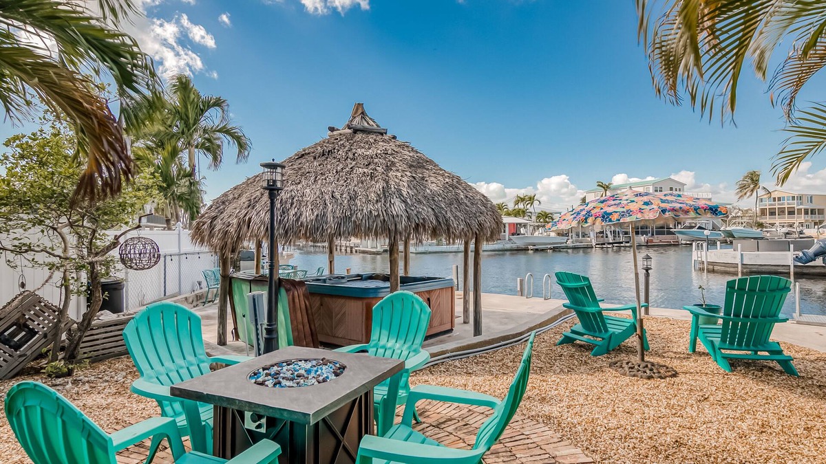 Cross Key Waterways House | Canalfront, Dog-Friendly Home with Dock, Private Hot Tub, and High-Speed WiFi
