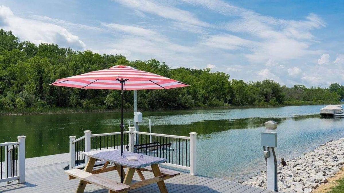 Waterloo House | Canalside Cottage 3BR Lake Access, Dock, Fire Pit