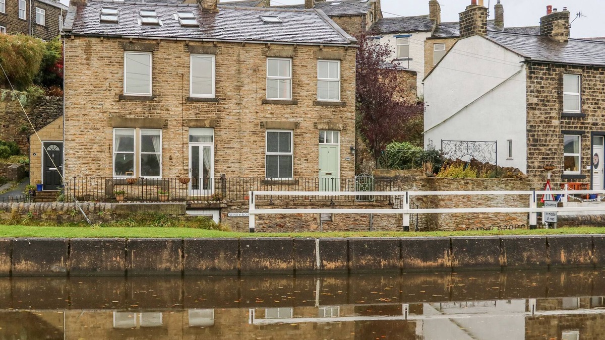 Kildwick Cottage | CANALSIDE COTTAGE, family friendly, with open fire in Farnhill