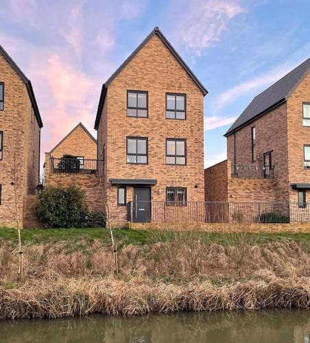 Swindon House | Canalside Home in lovely Swindon