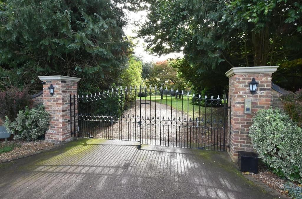 Grasby House | Canalside Manor House Annexe with Secure Parking