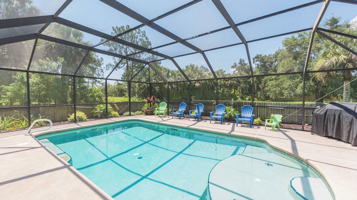 Cocoa House | Canaveral Groves Country Getaway - minutes from beaches, rockets, theme parks!