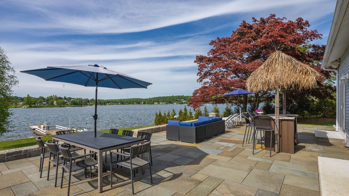 Danbury House | Candlewood Lakefront 3bd/2 bath house w/180 degree views!
