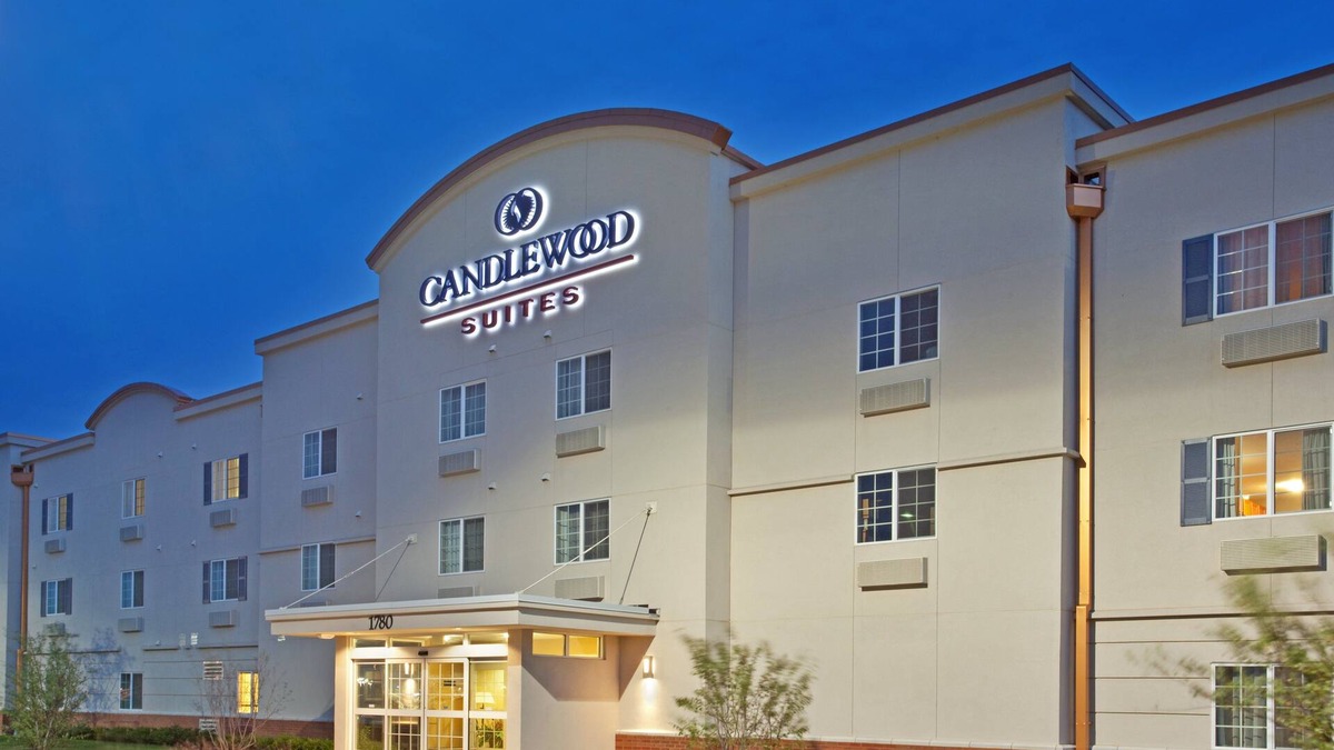 Elgin Hotel | Candlewood Suites Elgin by IHG