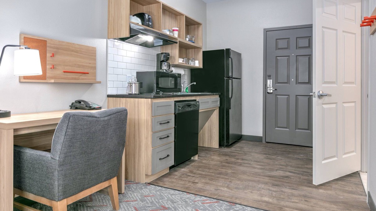Lake Jackson Hotel | Candlewood Suites Lake Jackson Clute by IHG