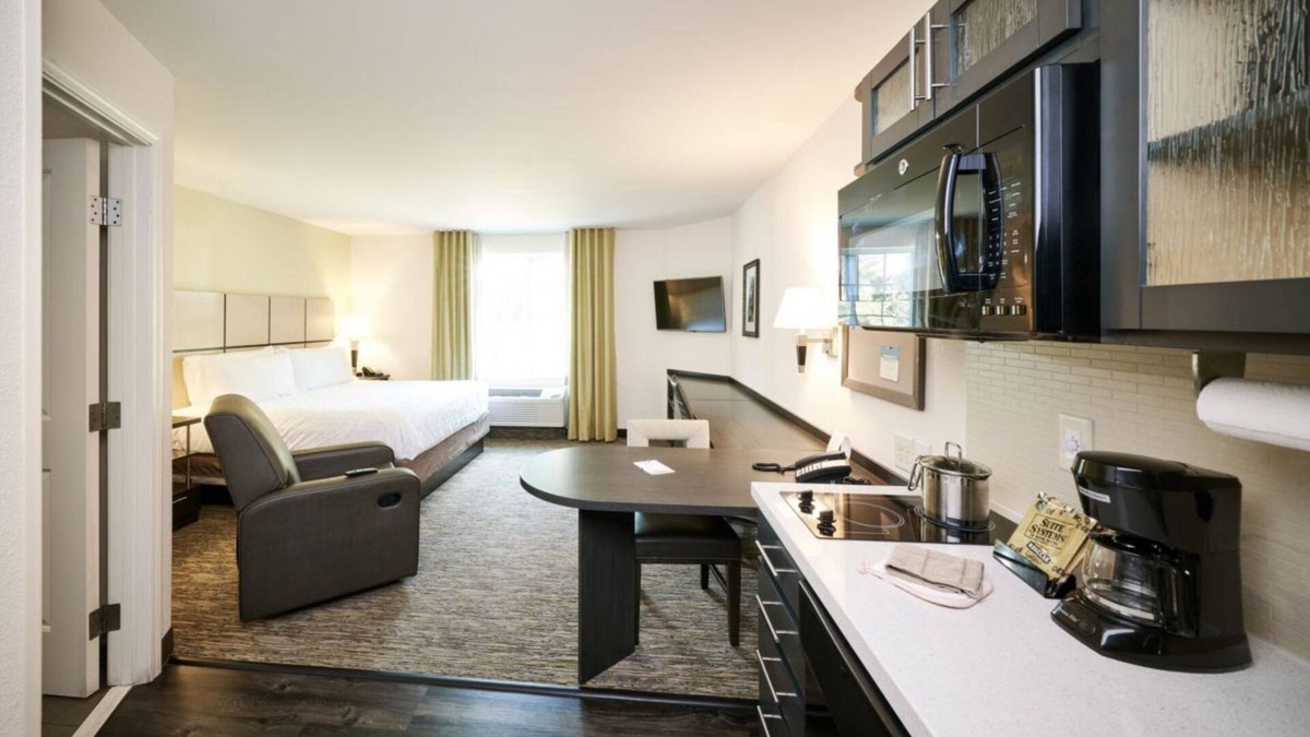 Lenexa Hotel | Candlewood Suites Lenexa - Overland Park Area by IHG