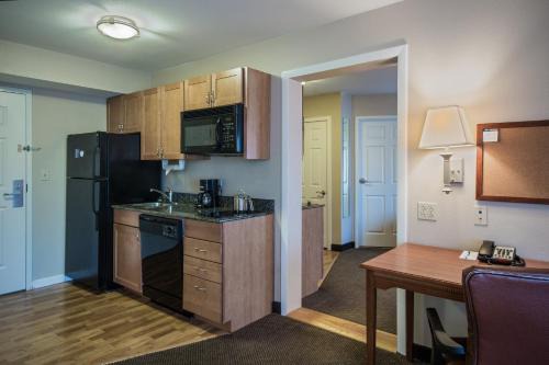Windsor Locks Hotel | Candlewood Suites Windsor Locks by IHG