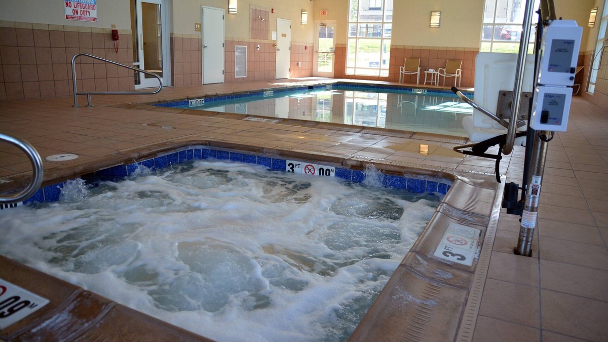 Austintown Hotel | Candlewood Suites Youngstown W I-80 Niles Area by IHG